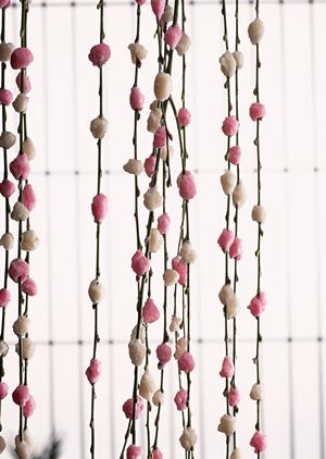 食事に金箔をふりかけて華やかにする